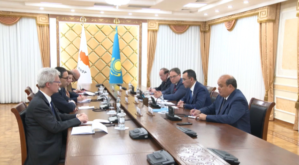 М. Әшімбаев К. Комбоспен кездесті