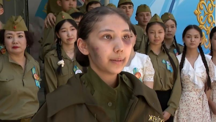 Школьники Алматы подготовили театрализованное представление к 80-летию Победы