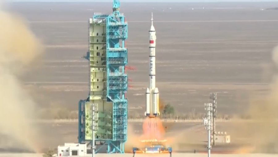 Китай запустил пилотируемый корабль с тремя космонавтами