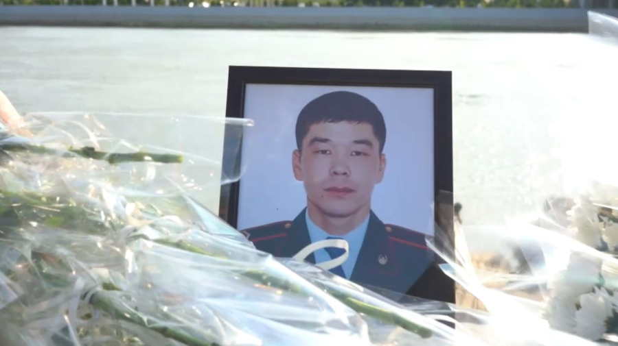 В Атырау почтили память погибшего полицейского Шалкара Акымгалиева