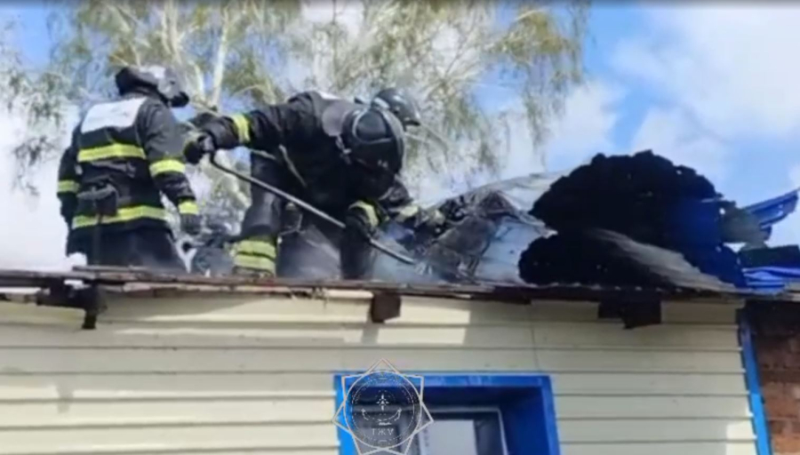 15 человек эвакуировали из горящего дома в СКО