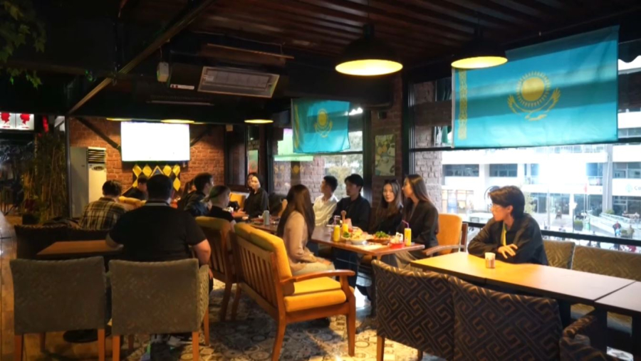 Түркиядағы жастар «Қайратқа» жанкүйер. Live