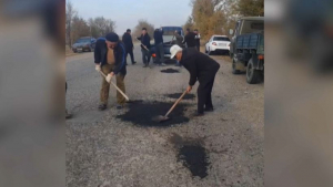 Видео о ремонте дороги жамбыльцами прокомментировали в «КазАвтоЖол»