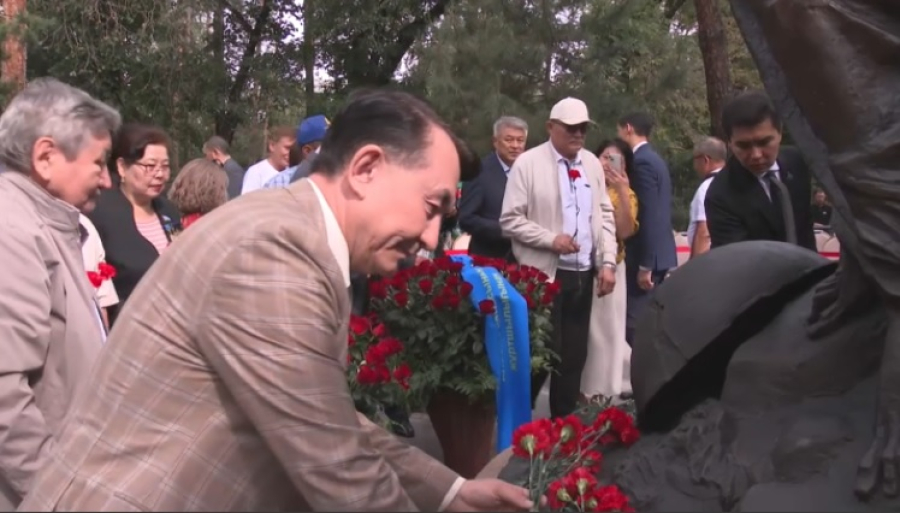 В Алматы возложили цветы к памятнику жертв политрепрессий и голода