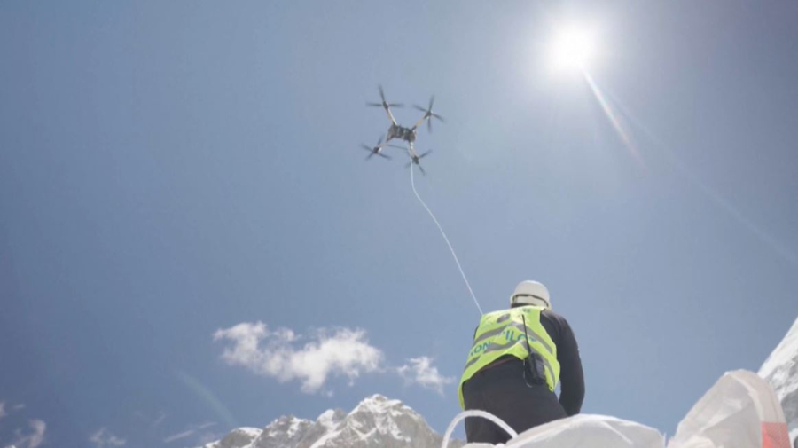 Эверест шыңы дрон арқылы қоқыстан тазартылды