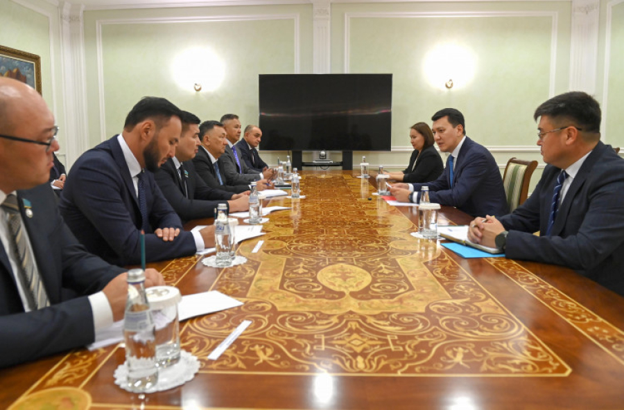 Ерлан Карин встретился с руководителями фракций Мажилиса Парламента