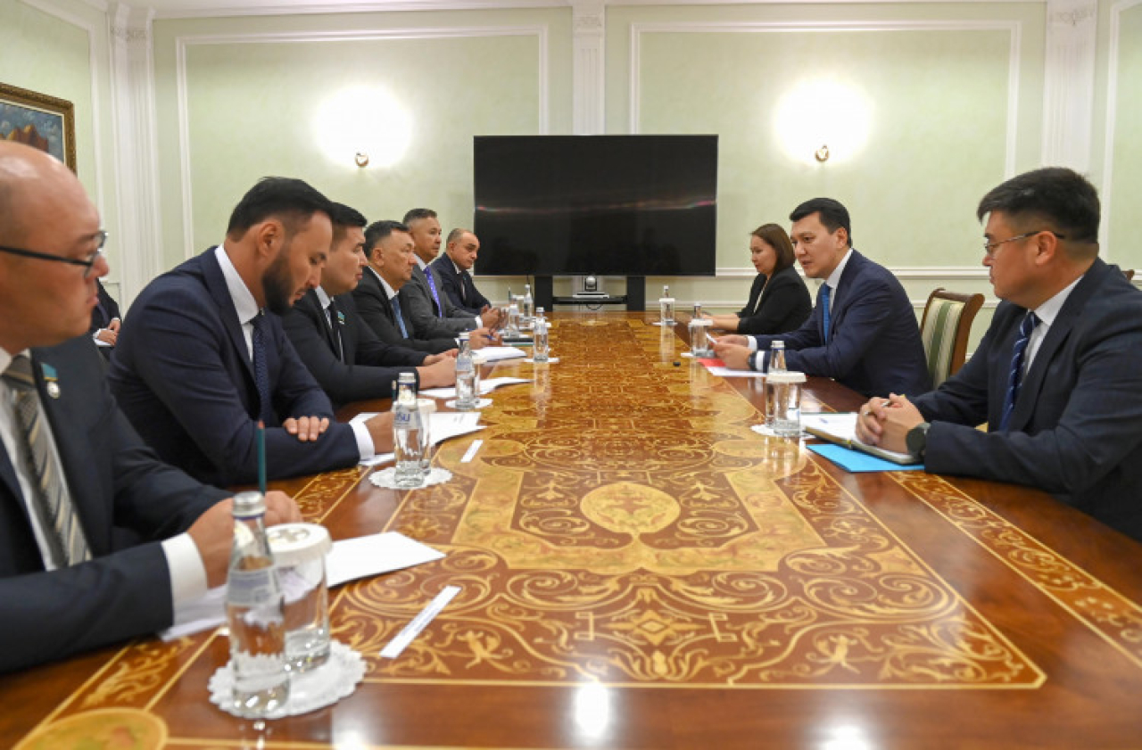 Ерлан Карин встретился с руководителями фракций Мажилиса Парламента