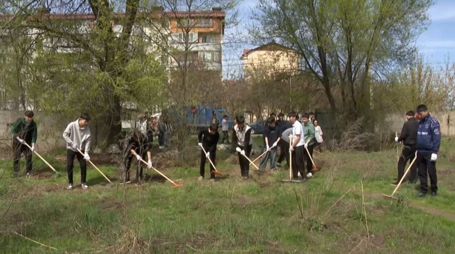 Активисты Amanat провели акцию «Таза бейсенбі» на окраине Алматы