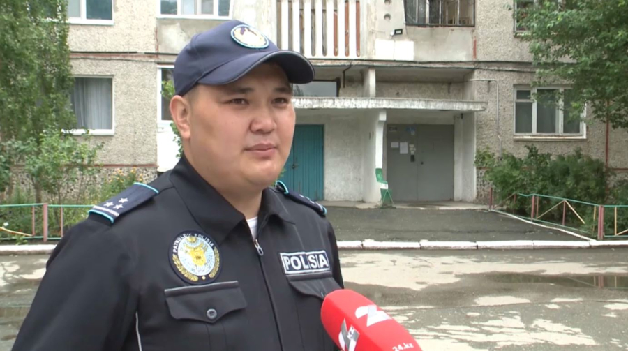 Полицейский спас пенсионерку из горящей квартиры в Костанае