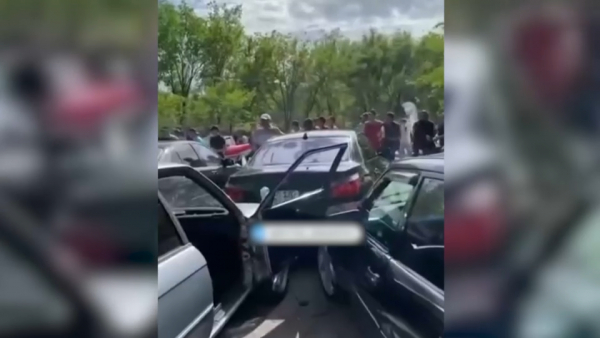 Массовое ДТП в Бишкеке: грузовая машина протаранила десятки машин