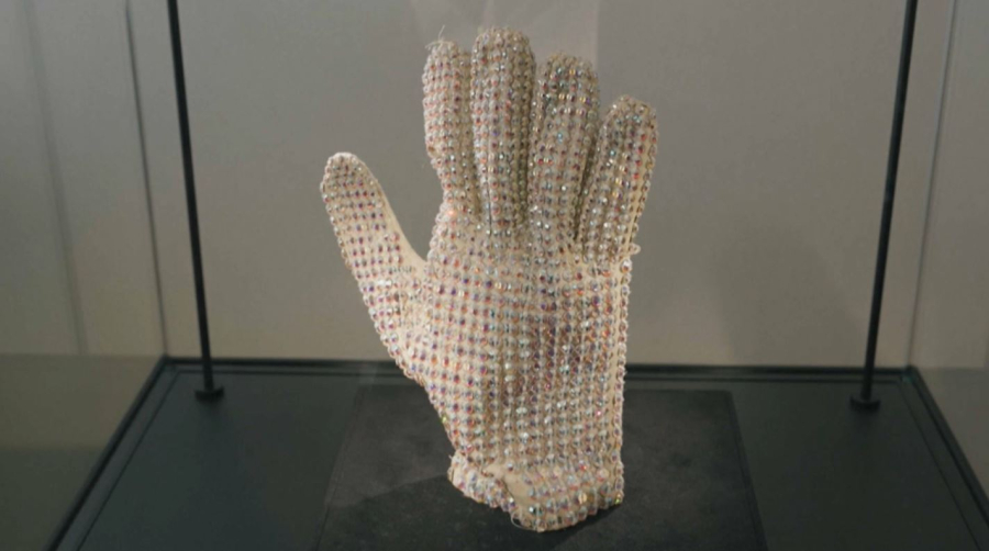 М. Джексонның қолғабы аукционға қойылды