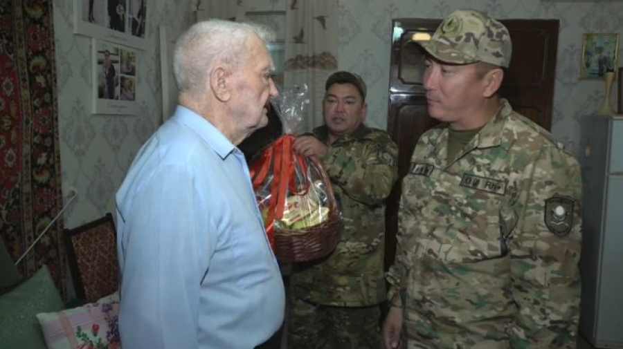 Военные поздравили 102-летнего ветерана