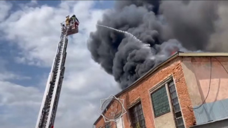 Крупный пожар на территории молочного комбината тушат в Уральске