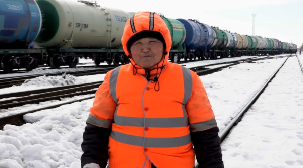 Женщина-путевой обходчик трудится в Мангистау