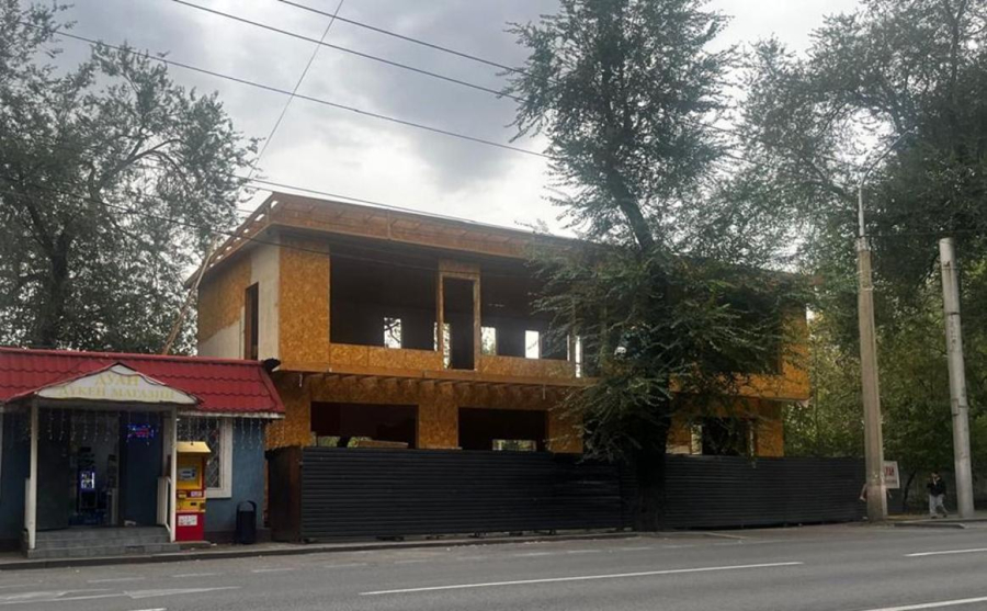 Двухэтажное здание сносят в центре Алматы