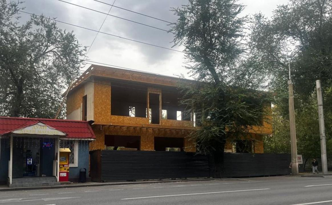 Двухэтажное здание сносят в центре Алматы