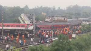 Свыше 230 человек погибли при столкновении поездов в Индии