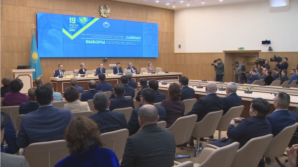 Депутатам Мажилиса VIII созыва от партий вручили удостоверения и нагрудные знаки