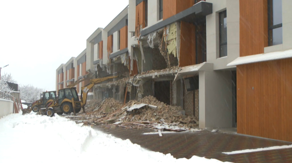 Алматыда заңсыз тұрғын үй кешені сүріліп жатыр