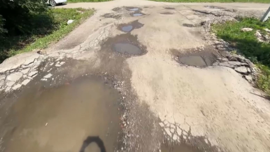 На разбитые дороги и отмену маршрута жалуются жители Петропавловска