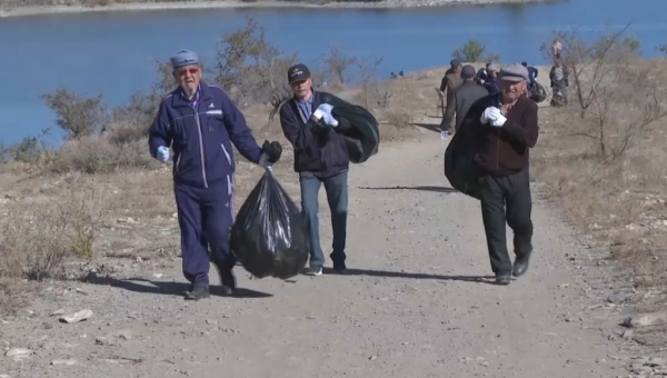 Жезқазғанда ардагерлер Кеңгір көлінің жағалауын тазалады