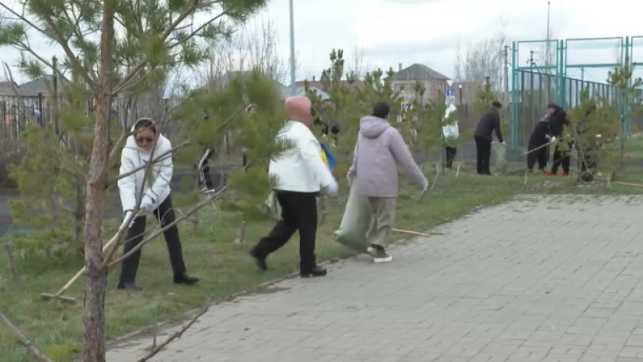 Школьники и педагоги Астаны вышли на субботник