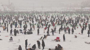 Фестиваль зимней рыбалки проходит в Южной Корее