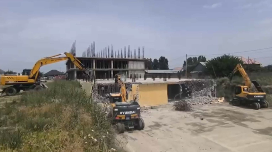 Незаконно построенный жилой комплекс сносят в Алматы