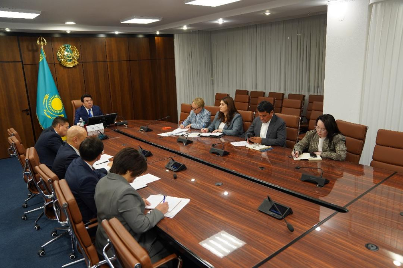 Министр просвещения провел экстренное совещание