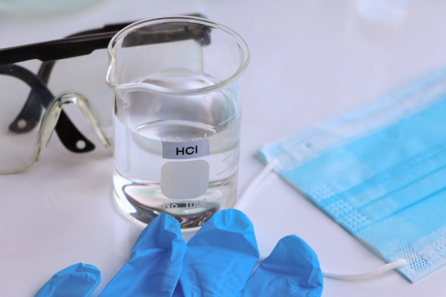 В Актау на МАЭКе двое рабочих получили ожоги соляной кислотой