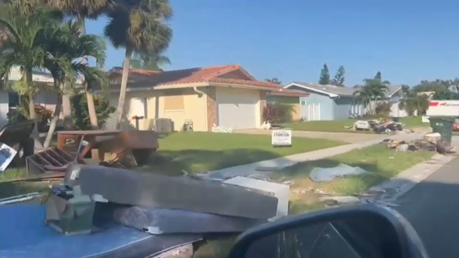 семья смотрит на последствия урагана