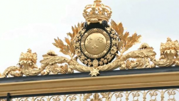 Во Франции загорелся Версаль