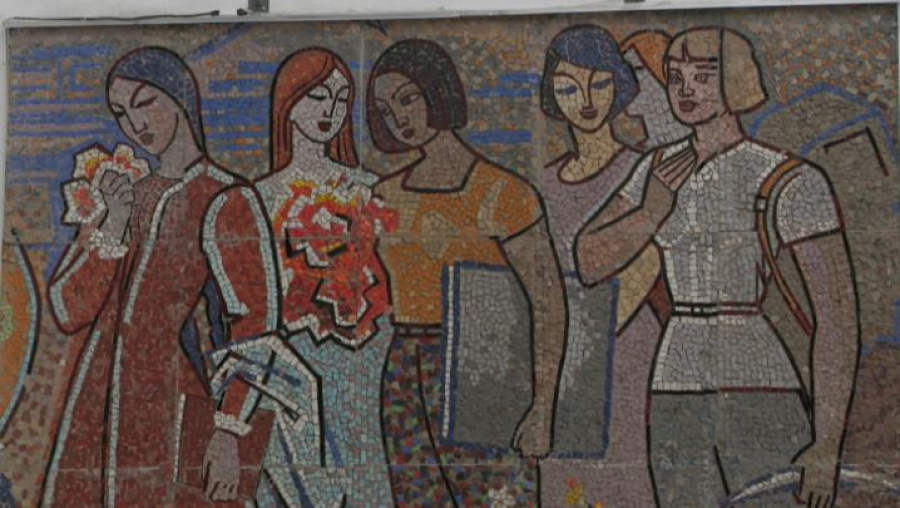 Сын художника М. Кенбаева восстанавливает забытую мозаику отца