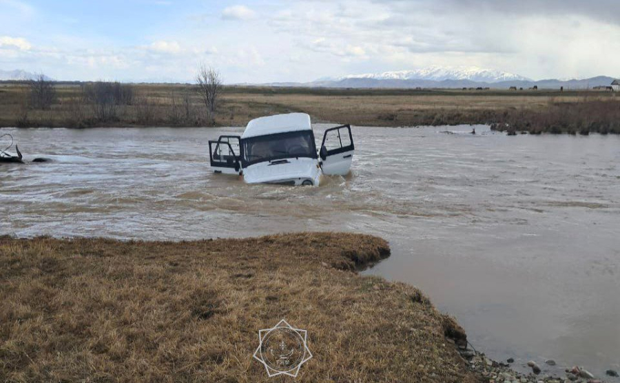 Автомобиль застрял посреди реки в Алматинской области