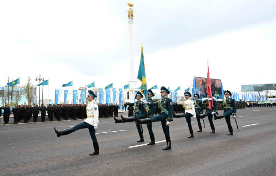 Әскери парадта Мемлекеттік туды және Жеңіс туын алаңға алып келді