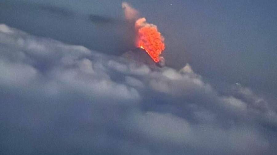 Мощный выброс пепла на вулкане Ключевская Сопка