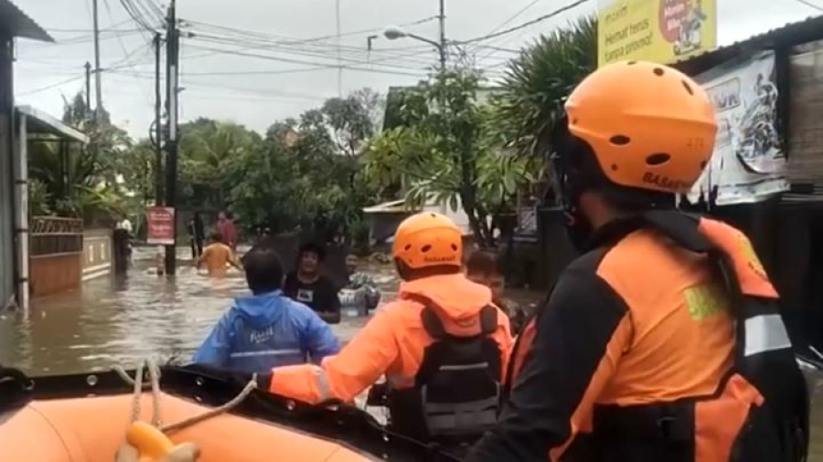 Индонезияда нөсер жауын су тасқынына ұласты