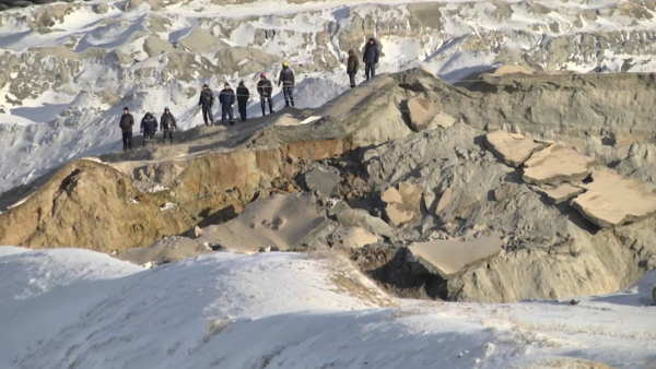 Поиски людей в Павлодарской области: автобус может провалиться еще глубже