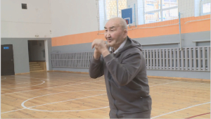 77-летний тренер учит детей боксу в Шахане