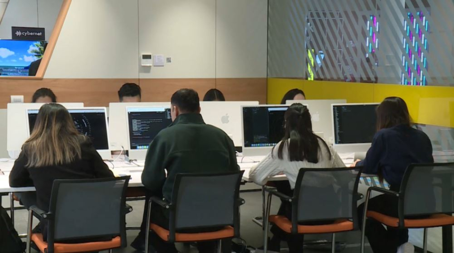 Почти миллион казахстанцев освоили ИИ