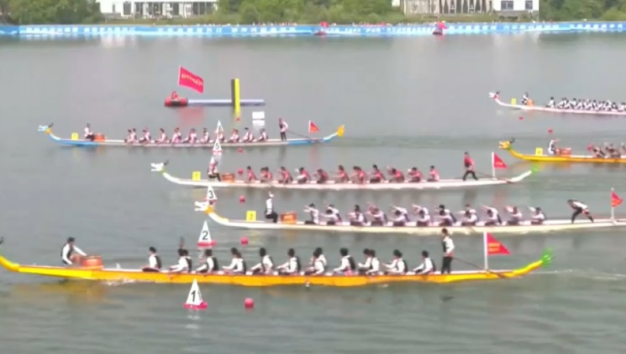 Традиционные гонки на драконьих лодках устроили в КНР