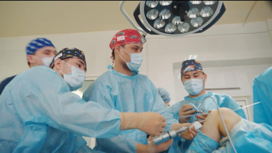 Врачи Атырау спасли ногу 11-летнему мальчику с тяжёлой травмой