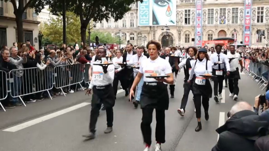 Культовый забег официантов возродили в Париже