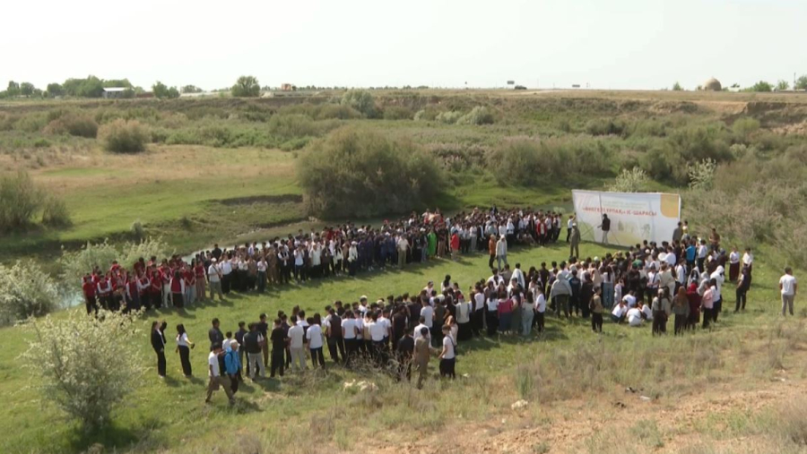 Түркістандық студенттер Қарашық өзенінің жағалауын қоқыстан тазалады