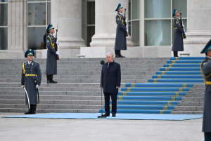 Президент принял участие в церемонии поднятия Государственного флага