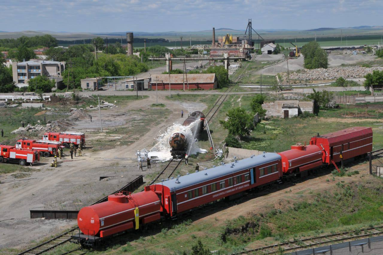Три пожарных поезда помогли потушить природные пожары в двух областях Казахстана