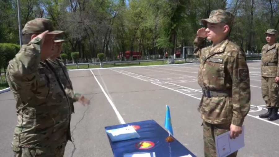 В Алматы состоялся первый выпуск военных ремонтников