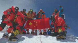 Китайские учёные взошли на Эверест
