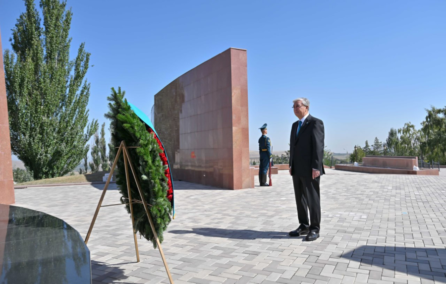 Президент «Ата бейіт» ұлттық тарихи-мемориалдық кешенінде зиярат етті