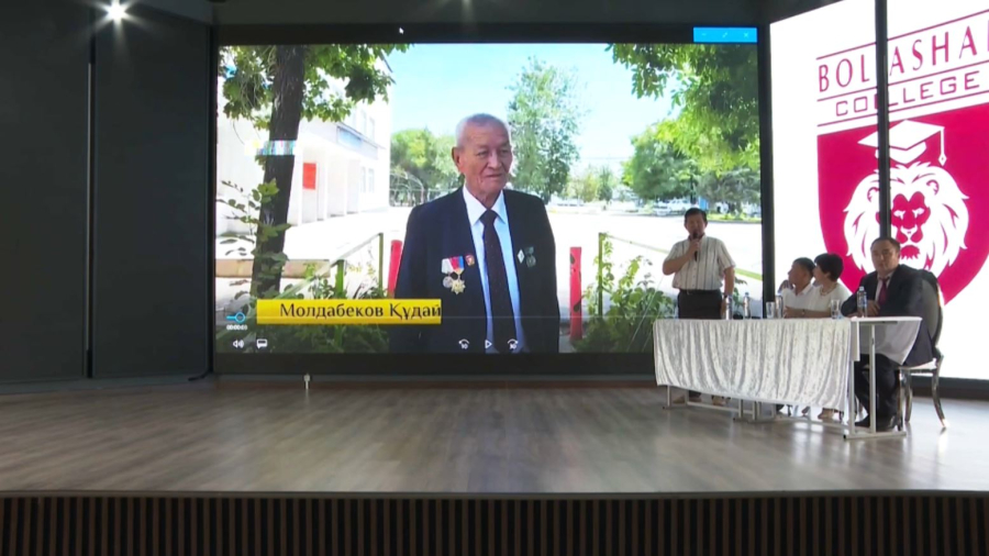 Студенттерге еңбек ардагерінің өмір жолы туралы фильм көрсетілді